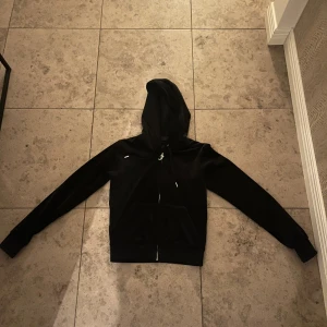 Juicy couture tröja - Juicy couture tröja i storlek xs, original pris 1200 men säljs för 700, tröjan är i jättebra skick då den nästa är oanvänd
