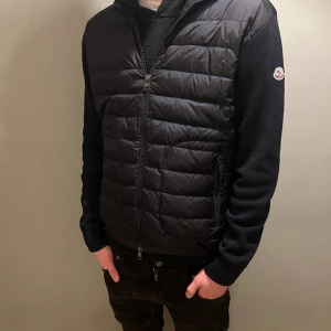 Moncler cardigan  - Hej, säljer nu denna moncler cardigan då jag inte gillar den längre, den är såklart äkta och köpt från garmsmarket!!!!kvitto finns!!!!! Skicket är 9/10 inge deffekter osv. Hör av dig vid frågor om fler bilder eller annat(: (Tar ej emot skambud)
