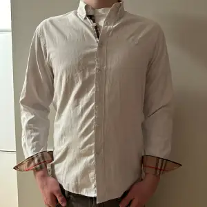 Säljer nu denna sjukt snygga Burbery skjortan | skick 9/10 | ny pris 5000 kr | mitt pris 999 kr | Hör av dig vid lilla minsta fundering 😁🤝 