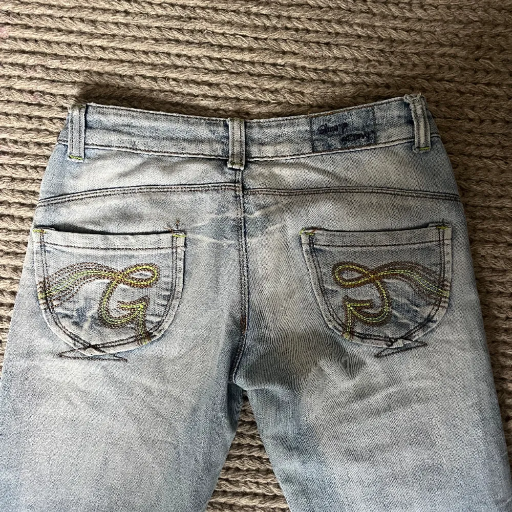 Säljer dessa perfekta Jeans då de tyvärr är för små för mig. Midjemått: 36 cm Innerbenslängd: 80 cm. Skriv privat för fler bilder💕. Jeans & Byxor.