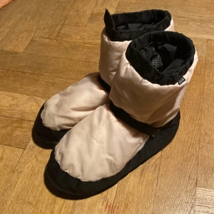 💕Balettskor💕 - Säljer Warm up Booties från dansbutiken då jag har flera par andra och dom kommer it riktigt till användning längre. De är it tvättade på bilderna men har tvättat dom nu:) hör av er vid frågor och intresse😃