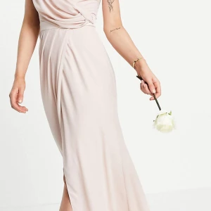 Helt ny balklänning  - Glömde returnera denna klänningen i tid så nu har jag inget öppet köp mer. Den är aldrig använd endast provad. Ljusrosa i storlek 32. Nypris 1000kr