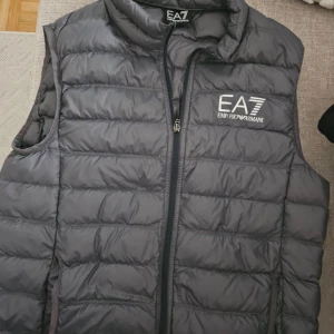 Armani väst  - Säljer Armani väst i storlek M. Skicket på västen är som ny, inga anmärkningar.  Haft på mig den enstaka gånger. Nypris 1356 från Zalando. 