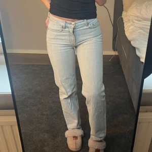 Gråa jeans - Gråa jeans från Gina tricot i storlek 32. Väldigt gott skick! 