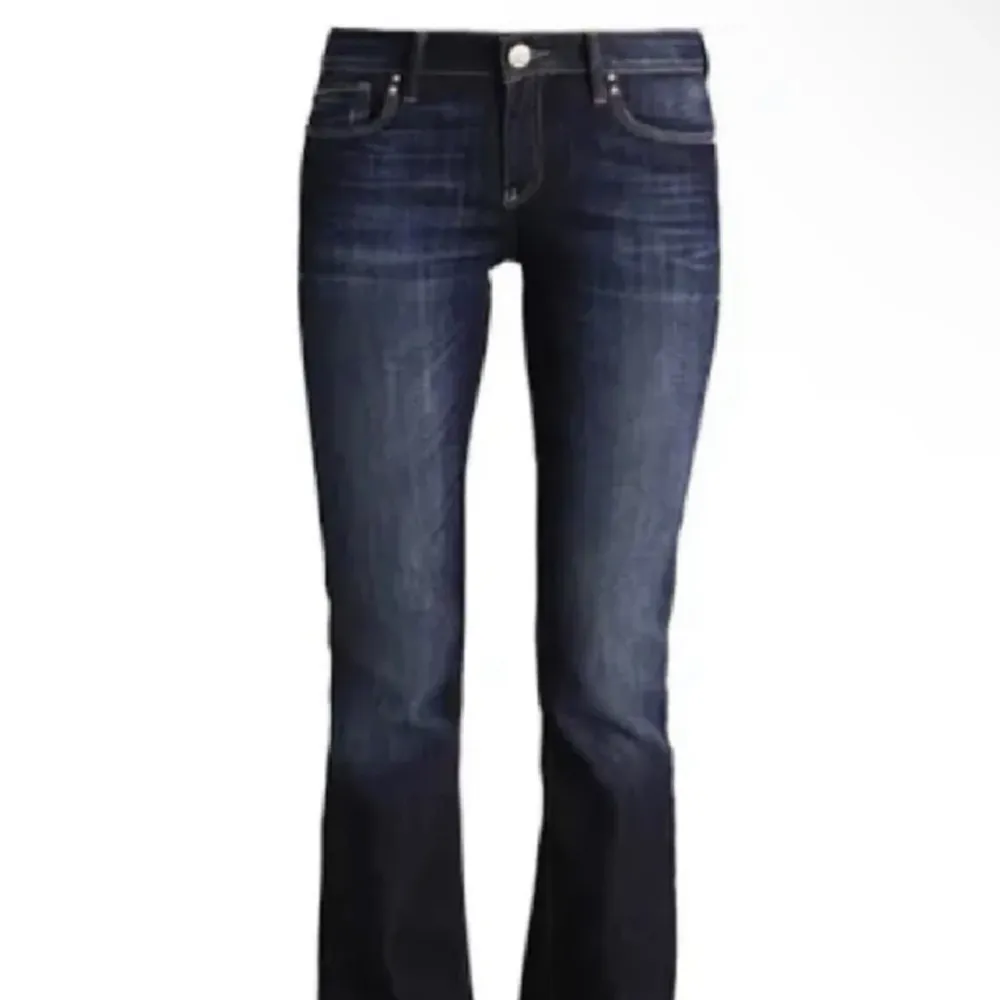 Säljer mina vackra low waist jeans då de tyvärr inte kommer till användning, aldrig använda💕 har sytt ner de vid midjan så att de blir lägre💕 orginal pris 630. Jeans & Byxor.