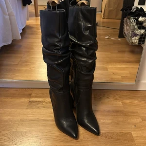Läderboots - Skitsnygga boots i storlek 38, äkta läder, använd fåtal gånger! Nypris 1200. Säljes då jag är en sneakers tjej ☺️