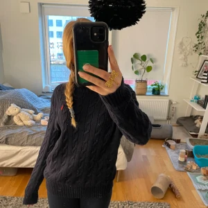 Stickad tröja - Helt ny Ralph lauren tröja, fick av en gammal vän som inte hade används en ända gång. Väldigt fin utan någon fläck, jag tycker den e några cm för lång och stor. Eftersom det är en sån fin tröja så borde den komma till användning. Jag är 164cm.