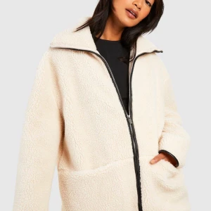 Teddyjacka helt ny  - Fick precis hem min Teddy jacka men de var lite för liten för mig, så därför säljer jag den❤️ hör av dig om du undrar något. 