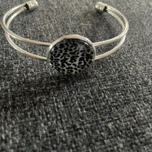 Armband  - Nytt djurmönstrat armband 