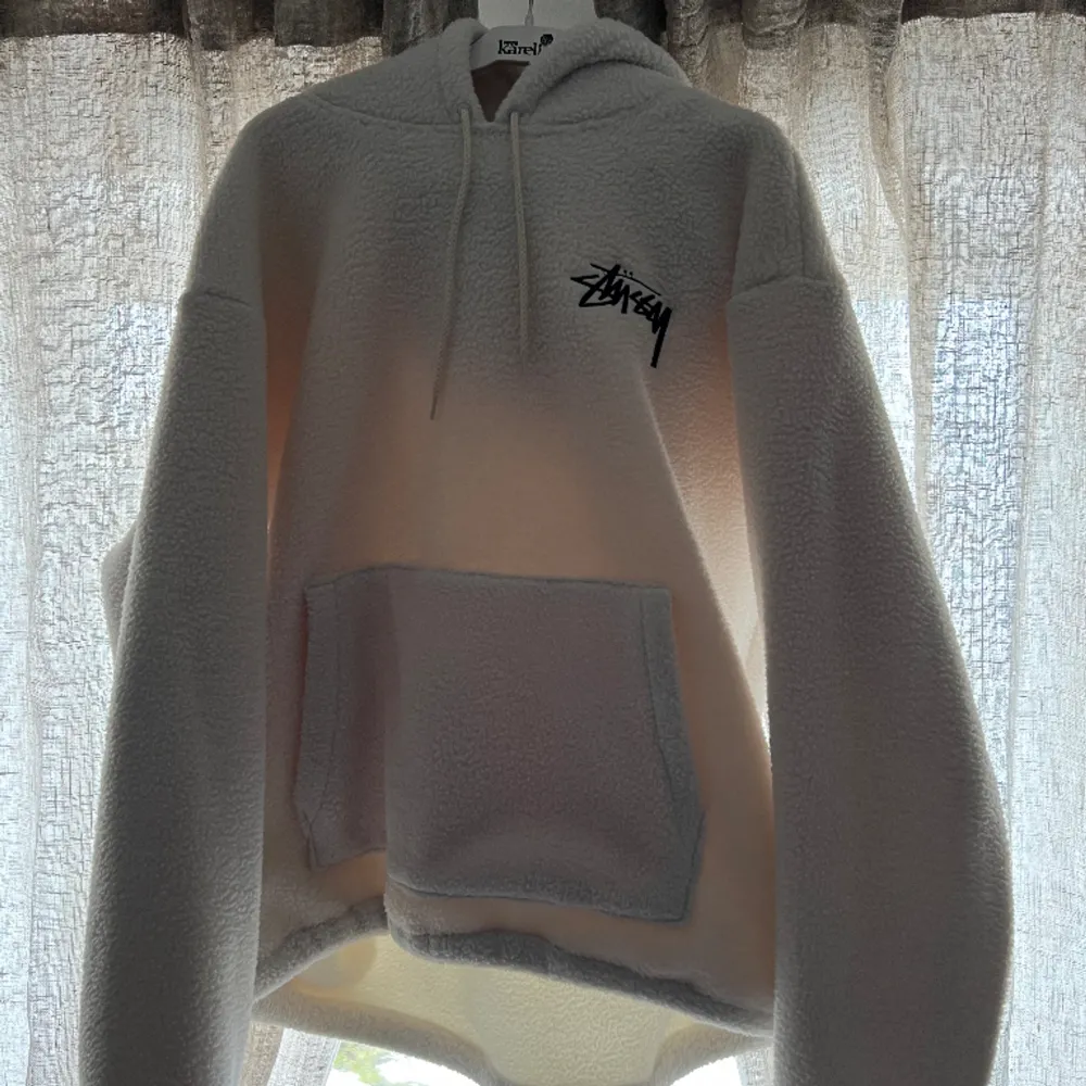 Stussy sherpa hoodie, oanvänd, size L. Sälj pga flytt.. Hoodies.