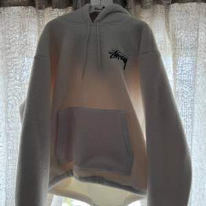 Stussy sherpa hoodie, oanvänd, size L. Sälj pga flytt.