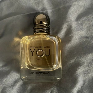 Stronger with you Only - Nyinköpt parfym knappt använd,50 ML. Passar perfekt nu till våren. Bra första parfym till ung kille. Ni står för frakten.