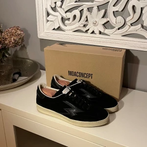 Moa Concept  - Tjena säljer ett par Moa Concept dojjer som tyvärr inte passar. Köpta på NK storlek 43. 2699 nypris.