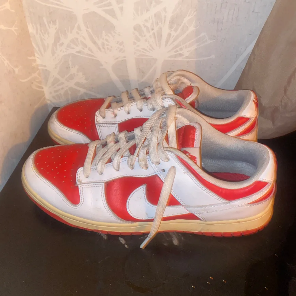 Nike dunks low retro röda. Skor.