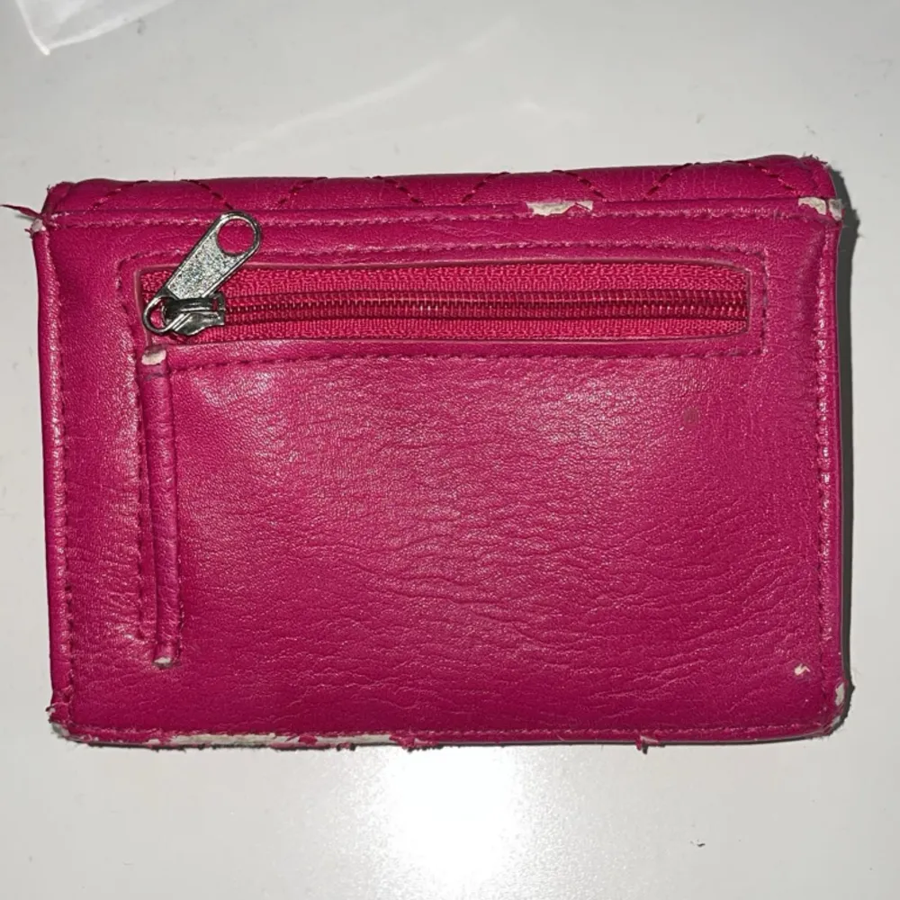En rosa plånbok från DonDonna.  Använd och lite sliten som man ser på sista bilden men fungerar annars skitbra och är inte sönder.. Accessoarer.