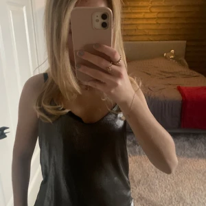 Festtopp - Säljer denna perfekta festtoppen i jätte bra skick. Knappt använd och super fin!💓