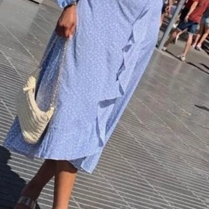 Fin blå omlottkjol med knyte för en smalare midja - Storlek s  Använd få gånger, gott som ny  Är 174 cm på bilden, en längre version av midi på mig 