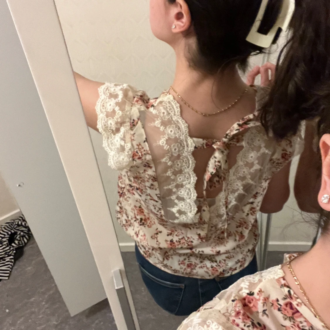 Blommig tröja med öppen rygg 