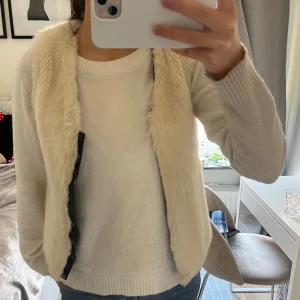 Pälsväst - Knappt använd då det inte riktigt är min stil, jättebra skick!