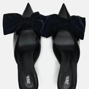 Spetsklackar - Säljer dessa snygga klackar från Zara då jag inte har någon användning för dem. Storlek 39 och så sköna! Ord pris 399, använda några få gånger så nästan i nyskick😊