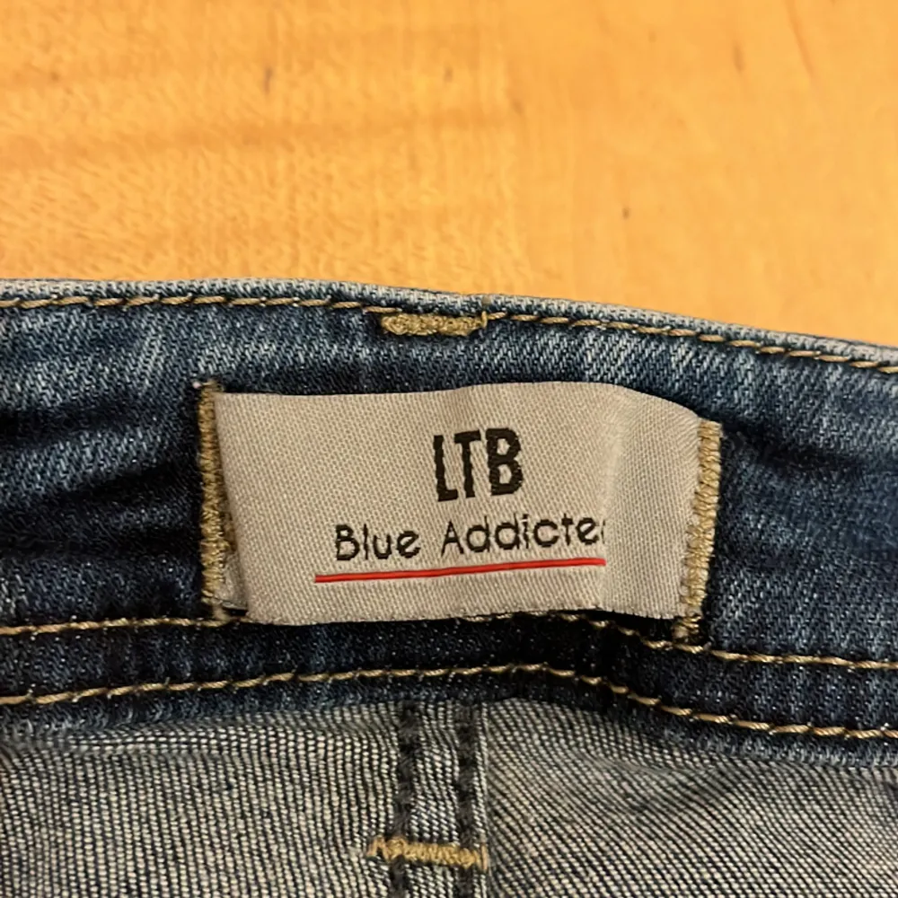 Mörkblåa lågmidjade ltb jeans som jag köpte för 1 år sedan men som nu tyvärr har blivit för korta. Köpta för 700kr, storlek 25/30 och fortfarande i väldigt bra skick! 🤩. Jeans & Byxor.
