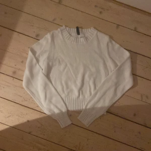 vit tunt stickad tröja - bra skick men lite nopprig endast använd ett fåtal gånger! tveka inte om du har några frågor eller vill ha fler bilder på något