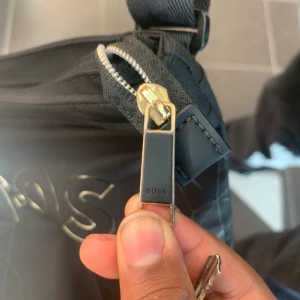 Hugo boss axelväska  - Nytt skick 