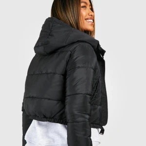 JACKA - Kort ”dunjacka” från boohoo i mycket bra skick. Tveka inte att fråga om ni undrar något eller har ett eget prisförslag 💕