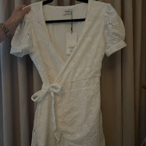 Säljer nu denna fina klänningen från Nakd😊den passar så bra nu till studenten!! Skriv för flera bilder💗 - Den är helt ny och har lappen kvar🥰