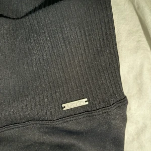 Aimn seamless tights - Svarta träningstights som är seamless från aimn. De är helt nya och har aldrig använts. Passformen är otroligt bra och formar kroppen. Storlek M men passar även S. Nypris 699 kr, pris kan diskuteras vid snabb affär.