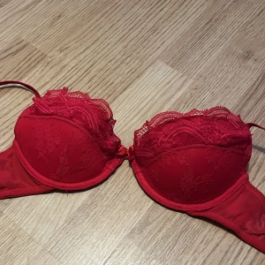 Röd snygg bh - Säljer denna jättefina röda bh-n i storlek 75b. 