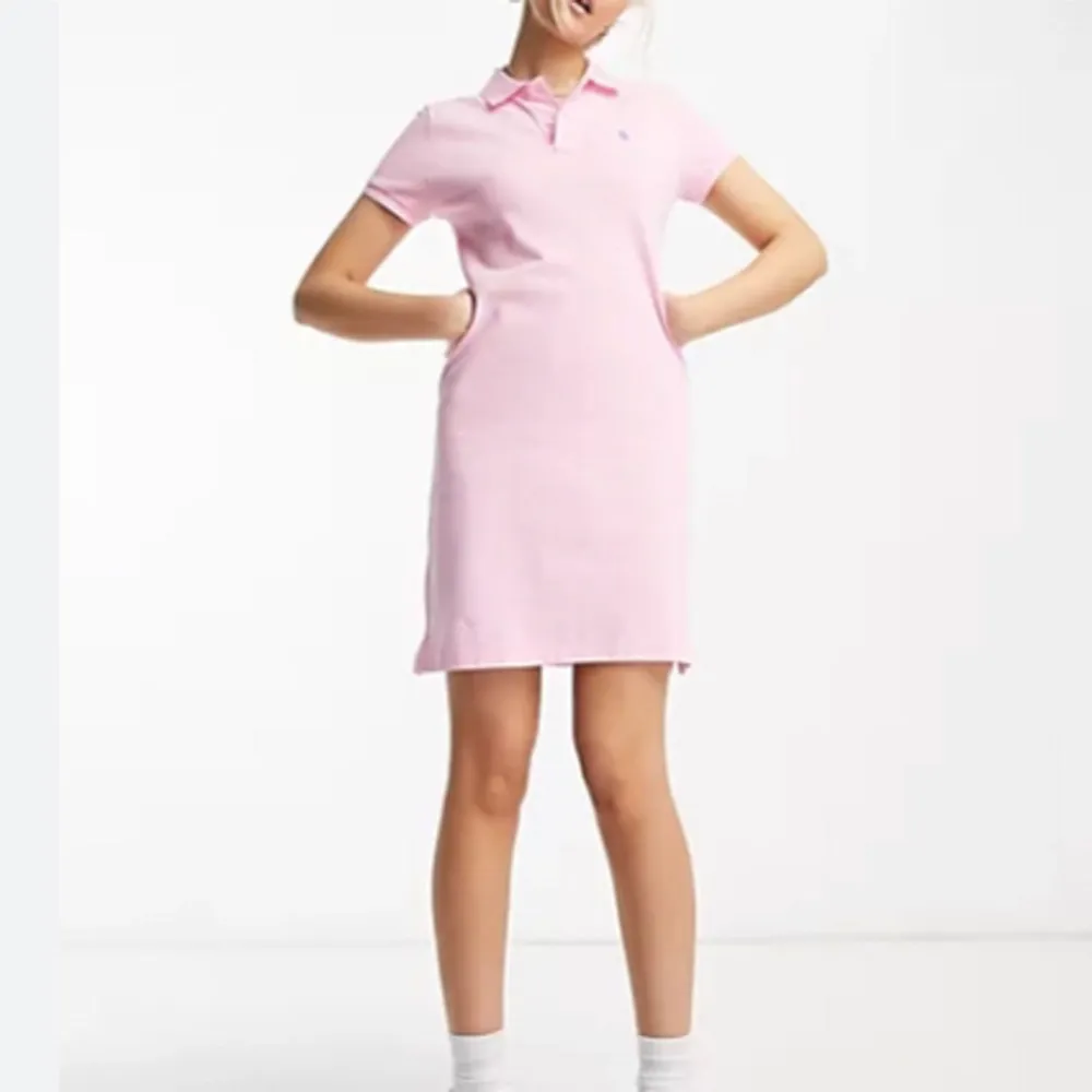 En fin rosa polo klänning med knappar och krage, passar i tennis och är bekväm. Den har används runt 2 gånger💕💕 Passar för 11 åringar typ. Klänningar.