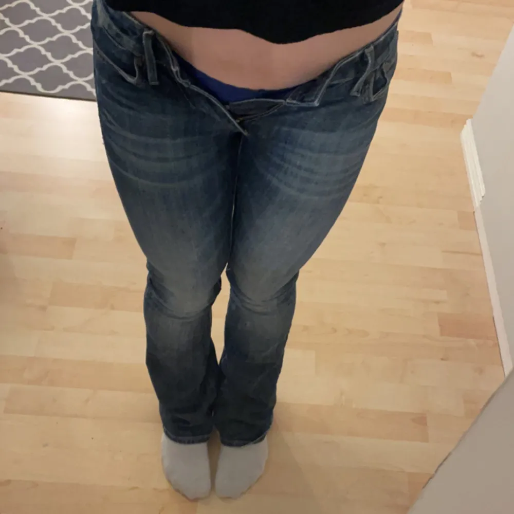 Jag säljer min låg midjade bootcut jeans från crocker. Säljer då dem är för små. Men annars inga defekter💗Pris kan diskuteras . Jeans & Byxor.