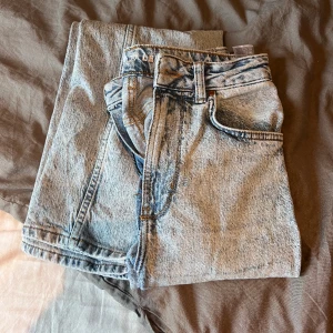 Jeans - Raka jeans i storlek 27, längd 32 Knappt använda!