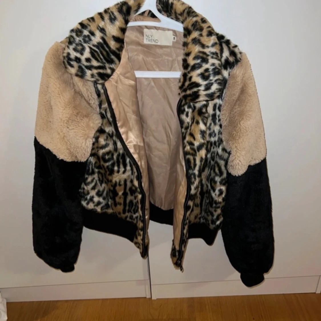 Pälsjacka i leopard  