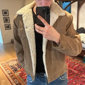 Levis sherpa trucker jacket - Beige vintage Levis jacka från 90 talet i jätte bra skick, köpte den för några månader sen men aldrig riktigt använt den och nu har jag bytt stil. Den är medium pass form och fungerar för alla kön och åldrar. Pris går att diskuteras.