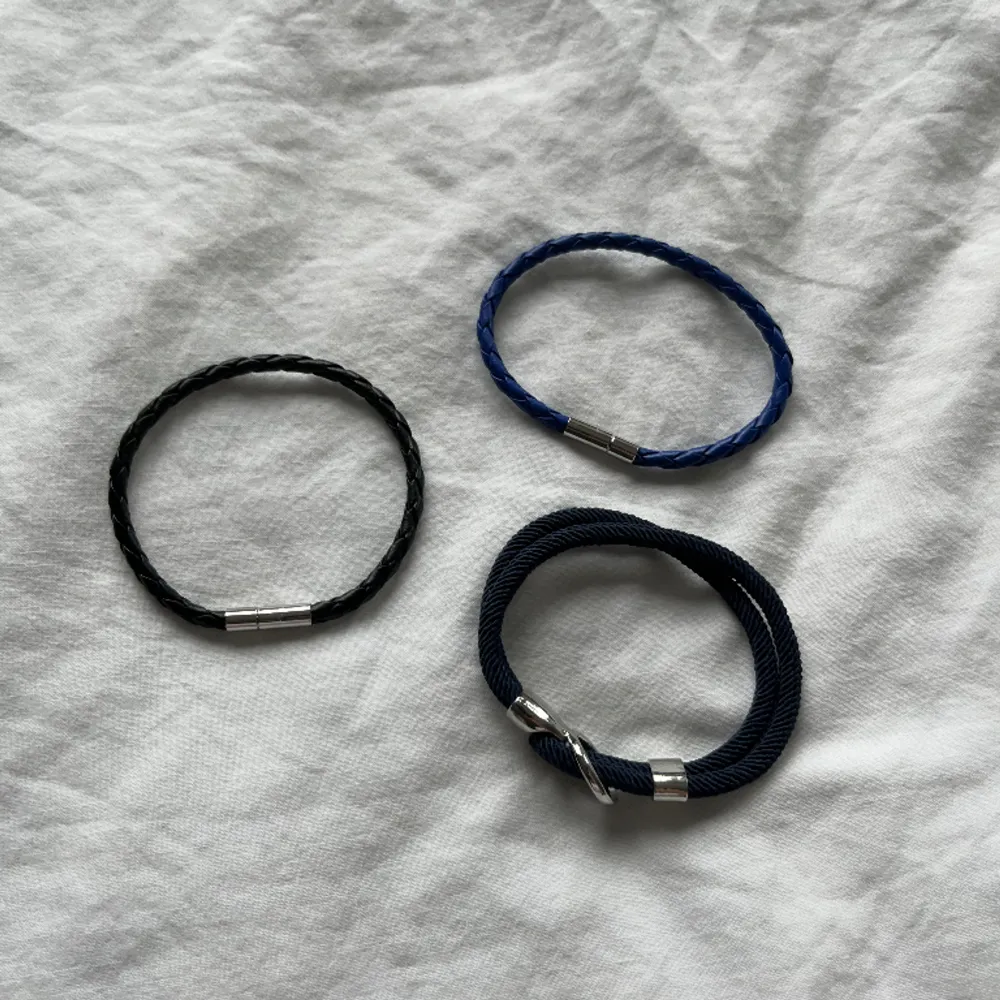 Tja, säljer nu detta 3 pack med stilrena och trendiga armband! || Helt nya! || Pris: 299kr || Skriv vid funderingar!. Accessoarer.