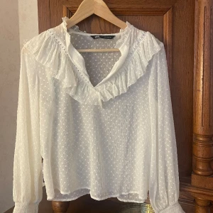 Vit blus - Vit/genomskinlig blus från zara, jättefin till våren och sommaren. Endast använd ett par gånger säljer då den ej kommmer till användning, köptes i Spanien.