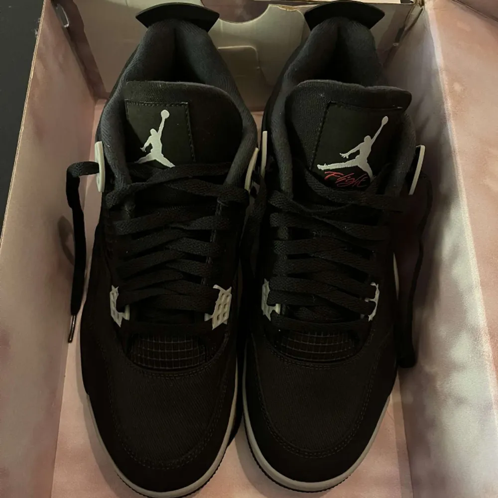 Jordan 4 oanvända black canvas köpta retail i USA foot locker . Skor.