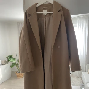 Kappa - Ljus brun lång kappa från HM, använd ett fåtal gånger. DM för fler bilder