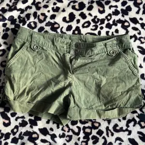 2000s militärgröna shorts med coola bakfickor i storlek 36!