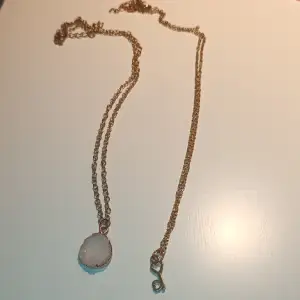 2 st halsband i guld, dessa är knappt använda, säljer pga att jag inte använder guldsmycken längre!!🫶🏻