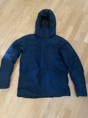 Peak Performance vinterjacka  - Peak performance vinterjacka. Modell: Shiga (tillverkas inte längre) Storlek M Bra skick Nypris 3299kr Mitt pris 800kr 