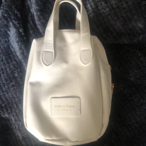 Travelnässecär  - Jag säljer den här super bra travel väskan som du kan ha smink eller mycket annat. Den har andvänts en gång.❤️