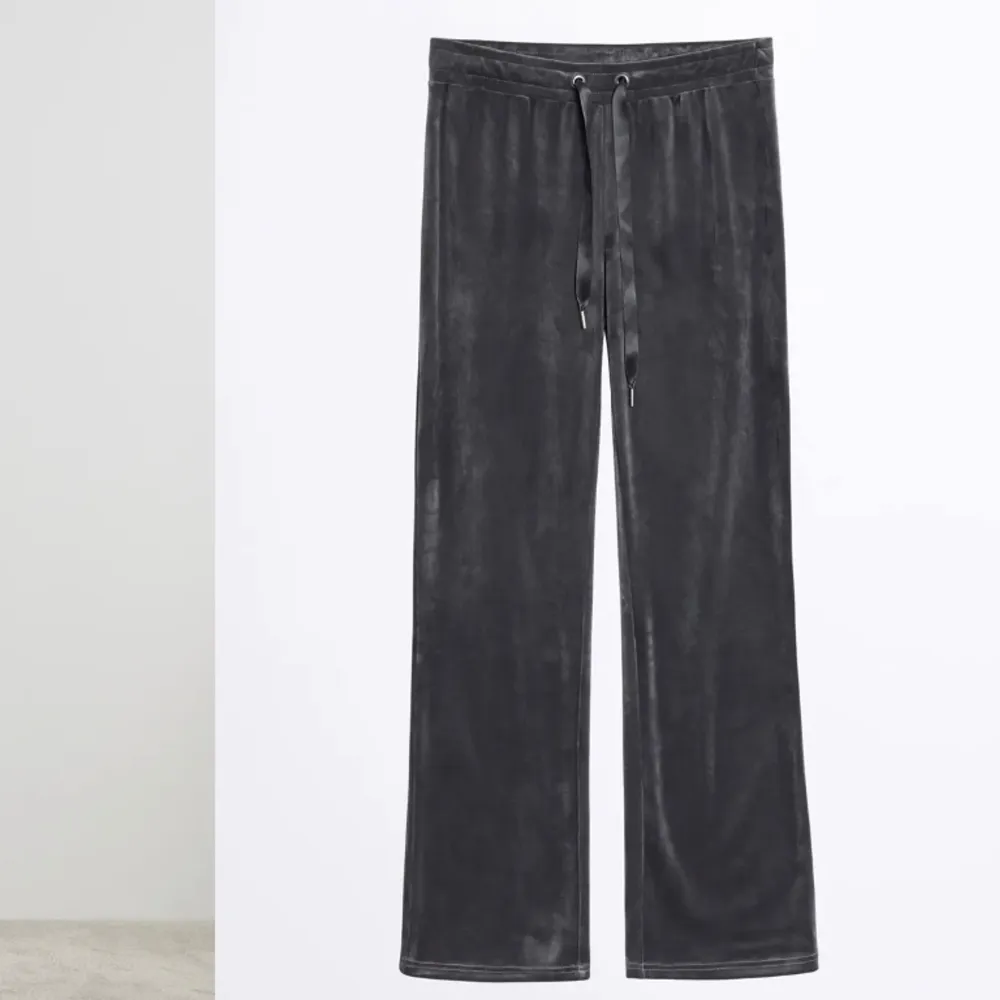 Säljer de här gråa mjukisbyxorna från Gina tricot. Hör av er vid frågor eller egna bilder❤️jättebra skick. Jeans & Byxor.