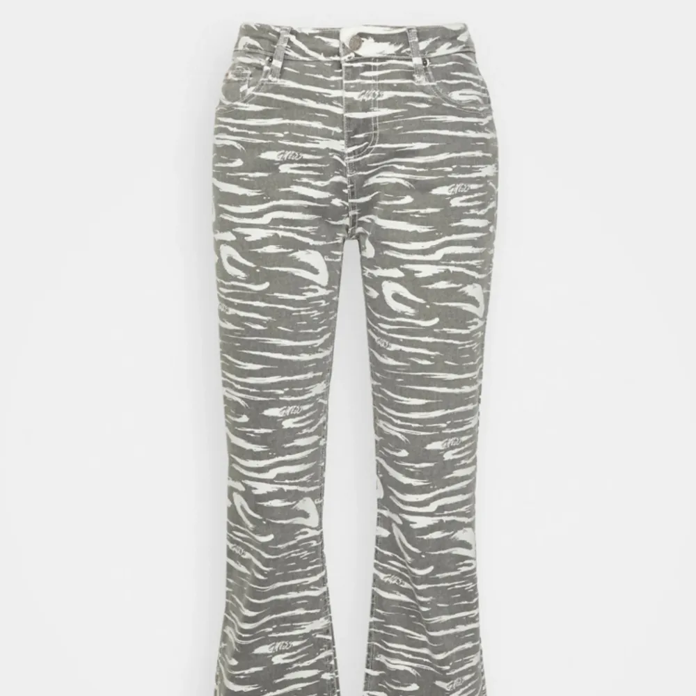 Säljer dessa snygga zebra jeans från guess. Fick dom i julklapp men aldrig använt dom. Nypris ca 1200kr. Kan tänka mig diskutera priset vid snabbt köp. Jeans & Byxor.