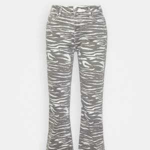 Säljer dessa snygga zebra jeans från guess. Fick dom i julklapp men aldrig använt dom. Nypris ca 1200kr. Kan tänka mig diskutera priset vid snabbt köp