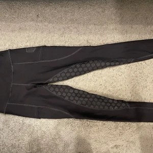 Maya Delorez - Säljer mina YR Zola function breeches från Maya Delorez då de inte kommer till användning, strl 2XS. Använda fåtal gånger och nästan i nyskick🤍Hör gärna av er för fler bilder eller frågor. Förlåt för de dåliga vinklarna i bilderna🤍