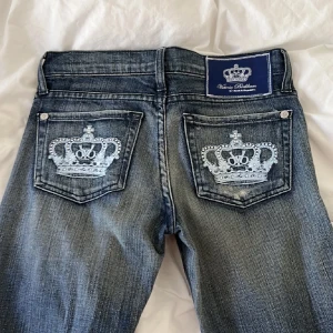 Jättesnygga Victoria Beckham jeans - Säljer mina jättesnygga lågmidjade Victoria säljer mina jättesnygga Victoria Beckham jeans. Storlek 24. Ganska långa i storleken. Inga defekter och i jättefint skick