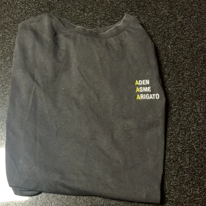 Aden x Asme x Arigato t-shirt - Säljer denna t-shirt då den inte kommer till användning. Det är en feature mellan Aden Asme och Arigato. Inte säker på nypris då jag fick den i present men jag skulle gissa på runt 800-1000, men säljer endast för 149 Liten deffekt ( se på bild 3).
